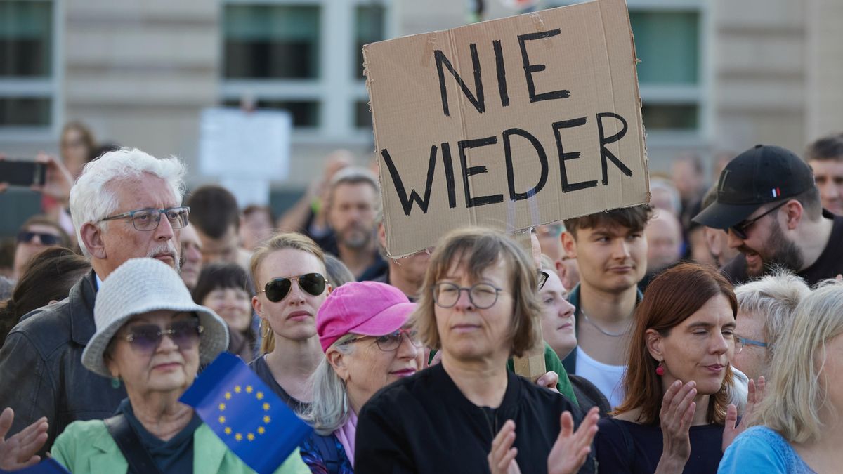 „Nejtemnější časy se vrací.“ Němci chtějí po útoku zpřísnit ochranu politiků